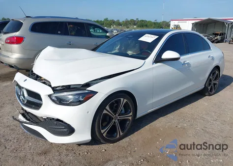 2022 Mercedes-Benz C 300 Sedan z USA, uszkodzony, nr VIN W1KAF4GB1NR031347